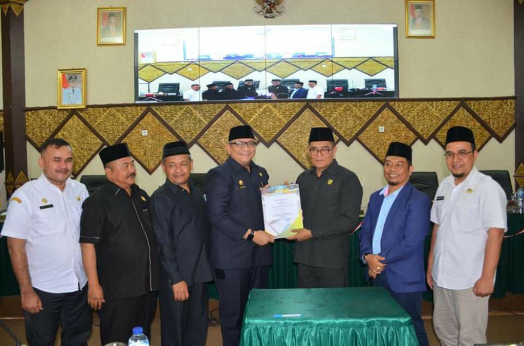 SERAHKAN - Ketua DPRD Syafrial Kani serahkan persetujuan KUPA-PPAS Perubahan APBD 2022 kepada Sekda Padang Andree Algamar.